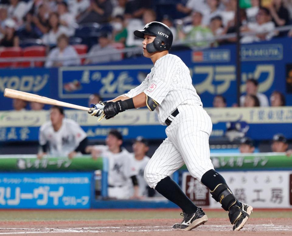 　７回、山口が左中間に勝ち越し３ランを放つ