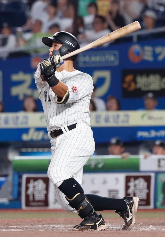 　７回、山口が左中間に勝ち越し３ランを放つ
