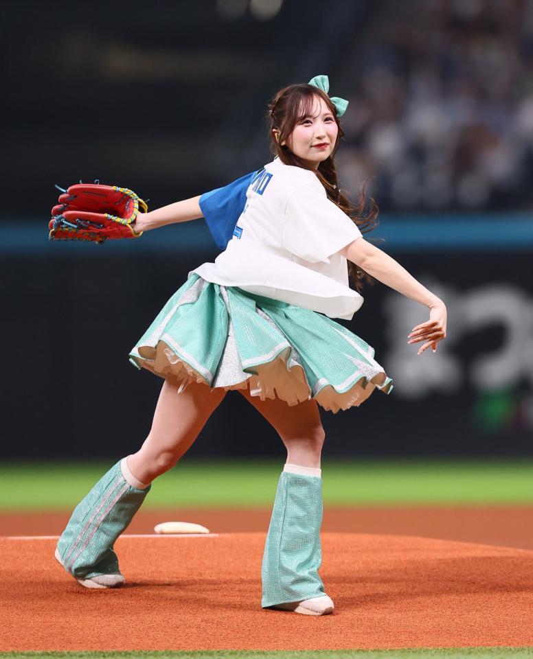 　ファーストピッチセレモニーで投球するＣＡＮＤＹ　ＴＵＮＥ・小川奈々子（撮影・中島達哉）