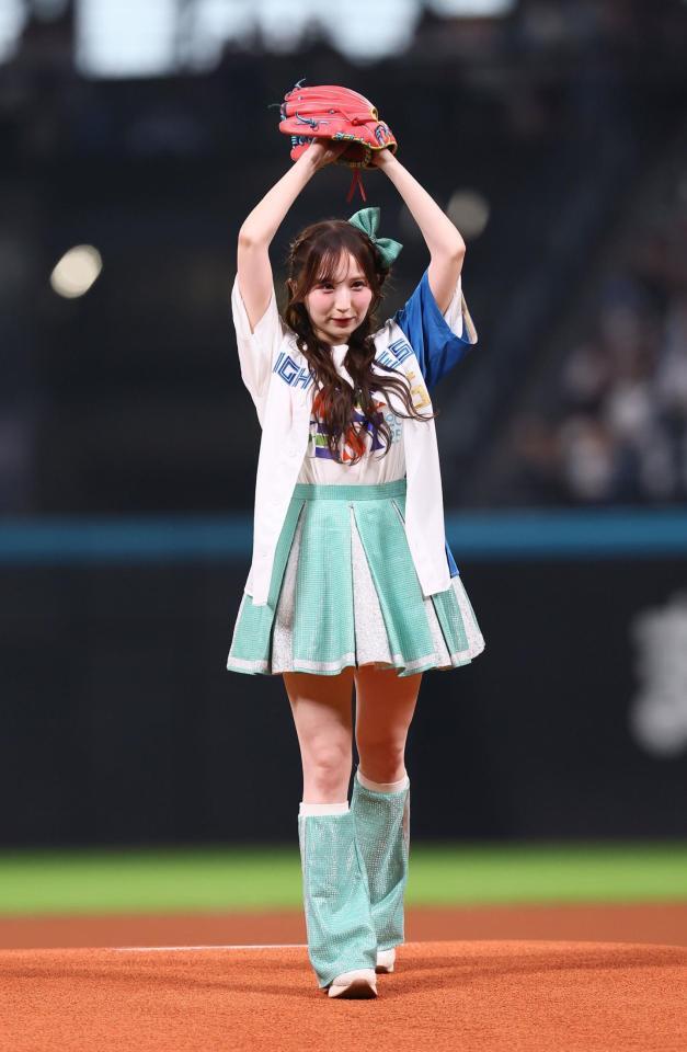 　ファーストピッチセレモニーで投球するＣＡＮＤＹ　ＴＵＮＥ・小川奈々子（撮影・中島達哉）