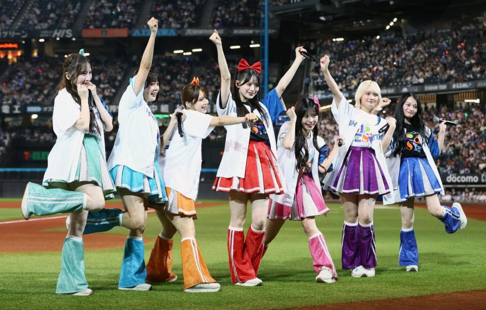 　試合前、ミニライブパフォーマンスを披露するＣＡＮＤＹ　ＴＵＮＥ（撮影・中島達哉）