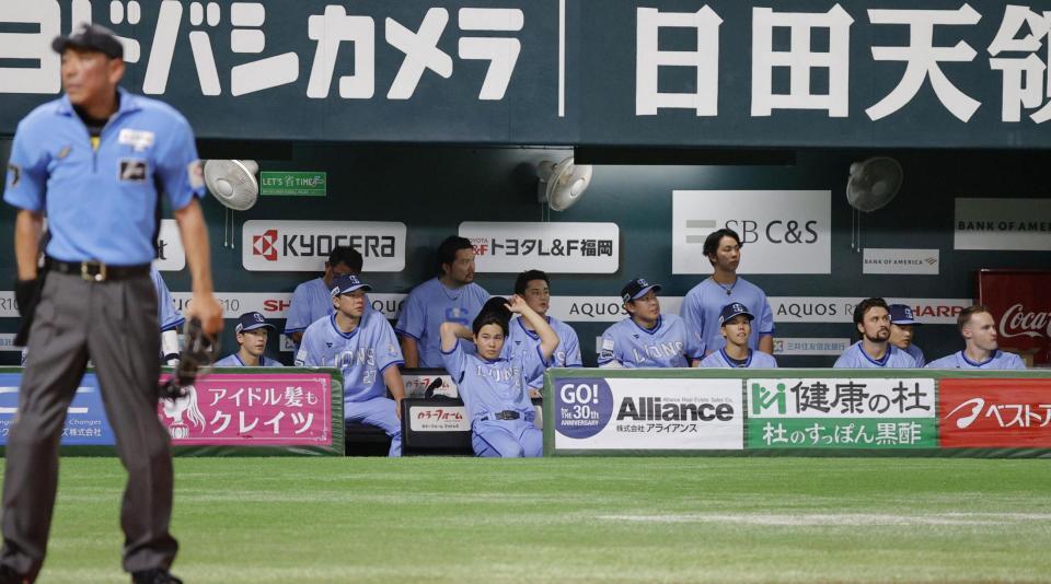 　ソフトバンクに敗れ、肩を落とす西武ナイン