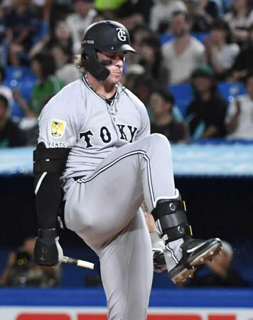 　５回、空振り三振に倒れ、バットをへし折るキャベッジ（撮影・佐藤厚）