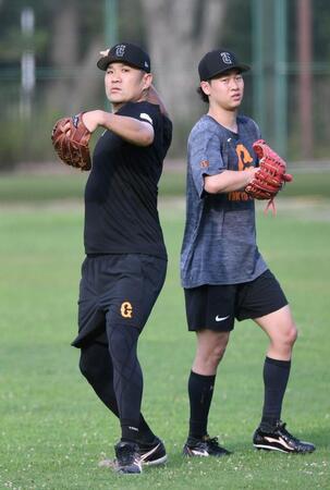 　２１日の登板に向け調整する田中将。右は山崎（撮影・佐藤厚）