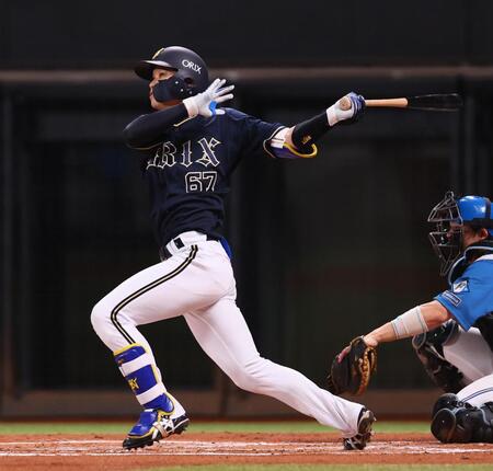 　２回、同点ソロを放つ中川（撮影・中島達哉）