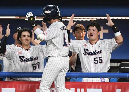　４回、勝ち越し２ランを放った山田（中）を迎える村上（右）らヤクルトナイン