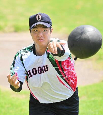 　試合に向けて調整する沖縄尚学・末吉（撮影・今井雅貴）