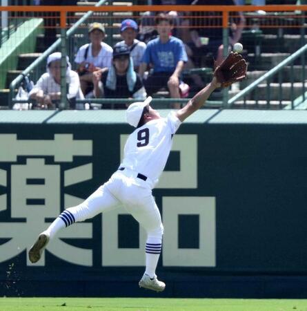 　対横浜戦の１回、横浜・奥村頼の右飛を好捕する横山