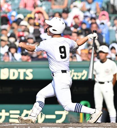 　２回、同点犠飛を放つ県岐阜商・横山温大（撮影・西田忠信）