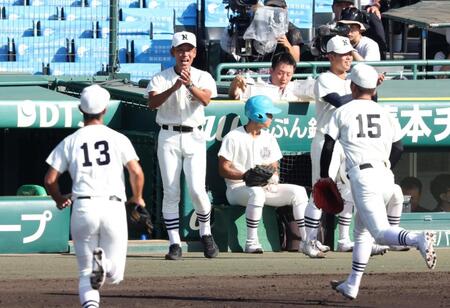 　１回のピンチを切り抜けた根本智希（１５）に拍手を送る日大三・三木有造監督（撮影・中田匡峻）