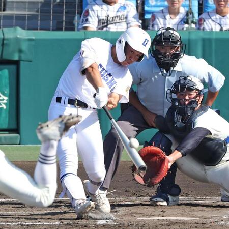 　２回、同点犠飛を放つ県岐阜商・横山温大（撮影・中田匡峻）