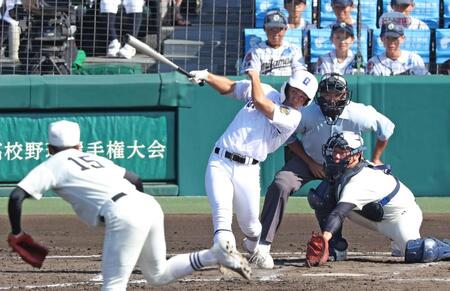 　２回、日大三・根本智希（１５）から同点犠飛を放つ県岐阜商・横山温大（撮影・中田匡峻）