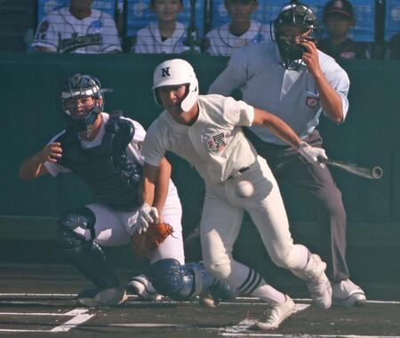 　１回、中前打を放つ日大三・松岡翼（撮影・中田匡峻）