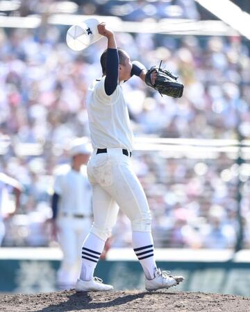 　５回、県岐阜商・坂口路歩に勝ち越しの右前適時打を打たれ汗をぬぐう日大三・近藤優樹（撮影・開出牧）