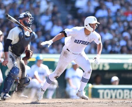 　５回、勝ち越しの右前適時打を放つ県岐阜商・坂口路歩（撮影・開出牧）