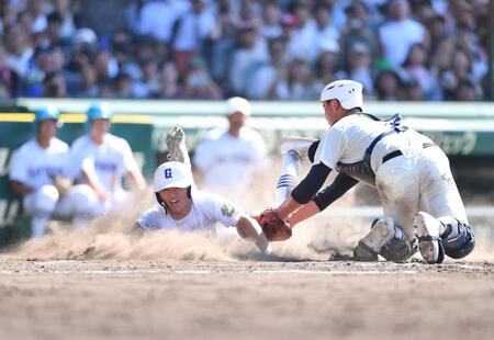 　５回、坂口路歩の右前適時打で二塁から勝ち越しのホームに滑り込み生還する県岐阜商・渡辺璃海（左）。捕手は日大三・竹中秀明（撮影・開出牧）