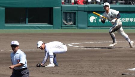 　１０回、日大三・近藤優樹（奥）に勝ち越し適時打を浴びた県岐阜商・柴田蒼亮（撮影・中田匡峻）