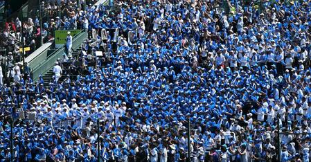 　スタンドから声援を送る県岐阜商の応援団