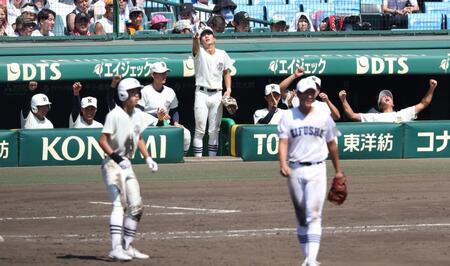 　１０回、日大三・桜井春輝（手前）の適時打で盛り上がる日大三ナイン（撮影・中田匡峻）