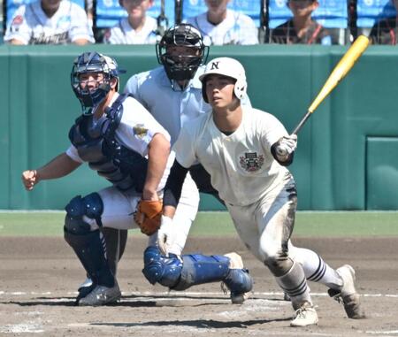 　１０回、日大三・近藤が中前へ勝ち越し打を放つ。捕手は県岐阜商小鎗