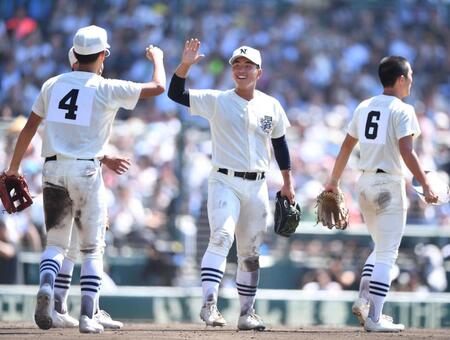 　１０回、内山元太（左）を一ゴロに打ち取り決勝進出を決めナインとタッチを交わす日大三・近藤優樹（中央）＝撮影・開出牧