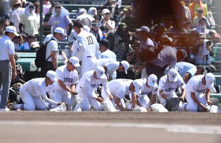 　準決勝で敗退し甲子園の土を拾う県岐阜商ナイン（撮影・開出牧）