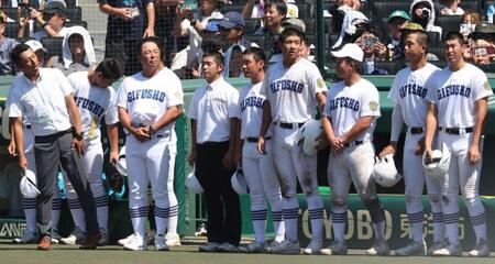 　日大三に敗れ、県岐阜商ナインを見つめる県岐阜商・藤井潤作監督（左から２人目）＝撮影・中田匡峻