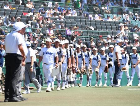 　スタンドからの大きな拍手を背に引き揚げる県岐阜商ナイン（撮影・開出牧）