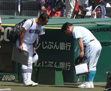 　山梨学院・吉田洸二監督（右）とあいさつを交わす県岐阜商・藤井潤作監督（撮影・中田匡峻）