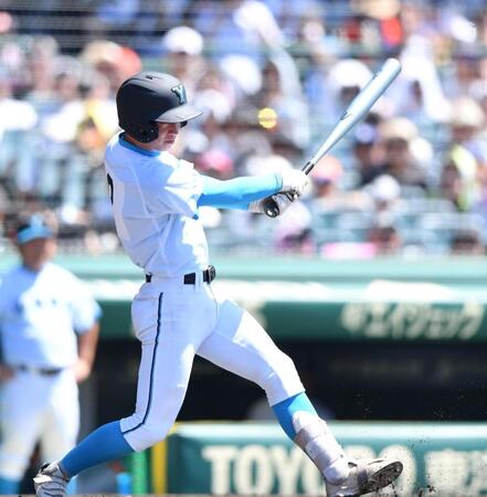 　１回塁、先制の右前適時打を放つ山梨学院・横山悠（撮影・開出牧）