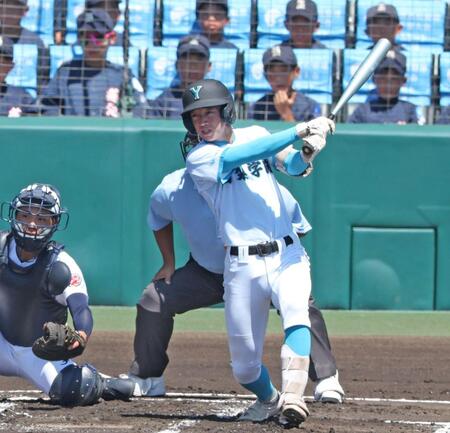　１回、右前へ先制適時打を放つ山梨学院・横山悠（撮影・中田匡峻）