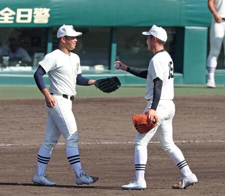 　４回、日大三・根本智希（右）は近藤優樹と交代する（撮影・中田匡峻）