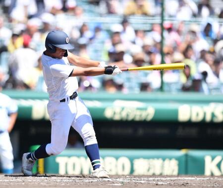 　６回、中越え２点適時二塁打を放つ安谷屋春空（撮影・開出牧）