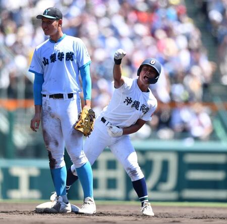 夏の甲子園　沖縄尚学が同点に追いつく！驚異の反撃に指笛鳴り止まず　アルプス席はお祭り騒ぎに　七回に逆転成功！