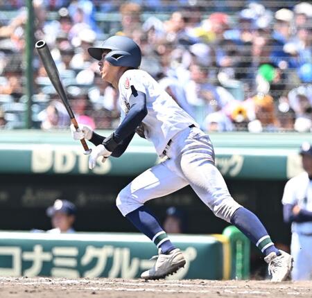 　７回、勝ち越し打を放つ沖縄尚学・比嘉大登（撮影・西田忠信）