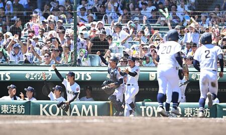 　７回、比嘉大登の勝ち越し打に沸く沖縄尚学ベンチ（撮影・西田忠信）