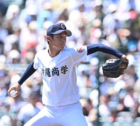 　６回途中から２番手で登板する沖縄尚学・新垣有絃（撮影・西田忠信）