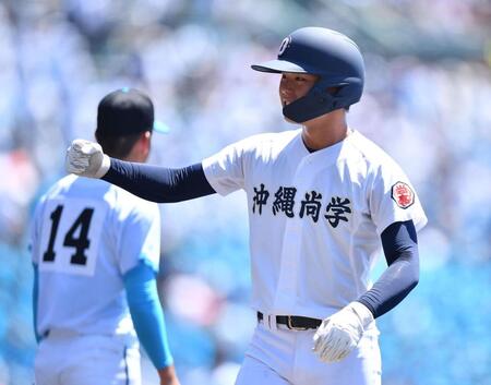 １回沖縄尚学２死三塁、同点の左前適時打を放ちガッツポーズを決める宜野座恵夢＝甲子園（撮影・開出牧）