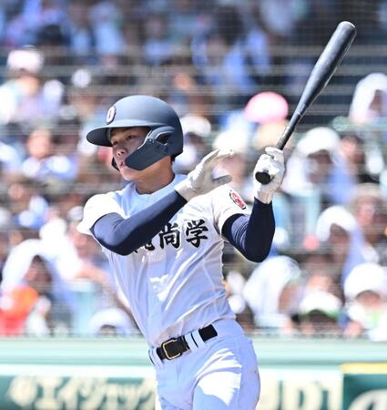 　６回、二塁打を放つ沖縄尚学・宜野座恵夢（撮影・西田忠信）