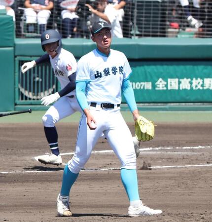 　１回、沖縄尚学・宜野座恵夢（奥）に同点適時打を浴びた山梨学院・菰田陽生（撮影・中田匡峻）