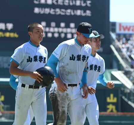 　準決勝で敗退し、グラウンドを後にする山梨学院・菰田陽生（中央）＝撮影・西田忠信