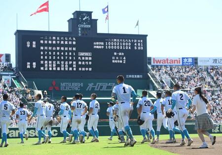 　沖縄尚学に敗れ、あいさつに向かう山梨学院・菰田陽生（１）ら山梨学院ナイン（撮影・西田忠信）