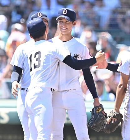 　決勝進出を決め、笑顔を見せる沖縄尚学・新垣有絃（右）＝撮影・西田忠信