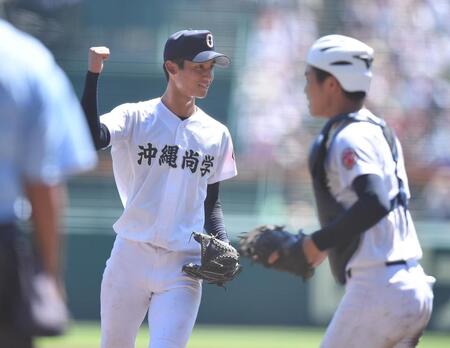 　９回、山梨学院・平野天斗を捕飛に打ち取りガッツポーズを決める沖縄尚学・新垣有絃。捕手・宜野座恵夢（撮影・開出牧）