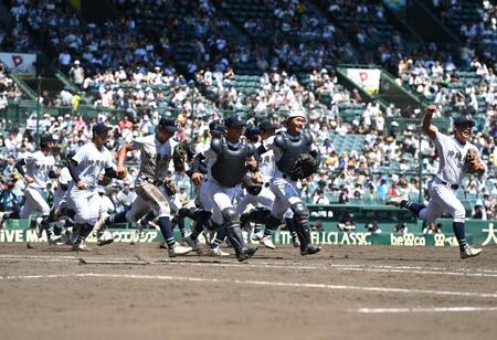 　激闘の末に決勝進出を決め駆け出す沖縄尚学ナイン（撮影・開出牧）