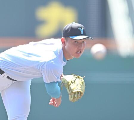 　力投する先発の山梨学院・菰田陽生（撮影・西田忠信）