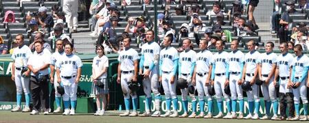 　沖縄尚学に敗れた山梨学院ナイン（撮影・中田匡峻）