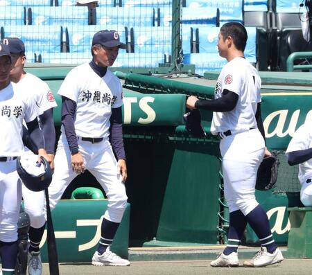 　３回をを投げ終えた末吉良丞（右）と話す沖縄尚学・比嘉公也監督（撮影・中田匡峻）
