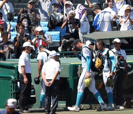 　沖縄尚学に敗れたが、多くの歓声を浴びグラウンドを後にする山梨学院・菰田陽生（中央）＝撮影・中田匡峻