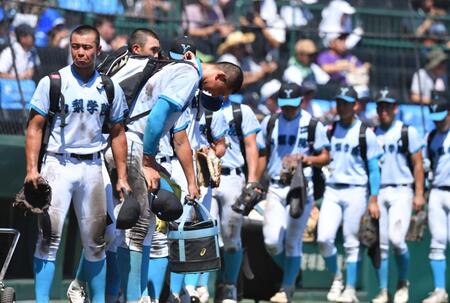 　準決勝で惜敗しグラウンドに一礼して引き揚げる菰田陽生（左から２人目）ら山梨学院ナイン（撮影・開出牧）